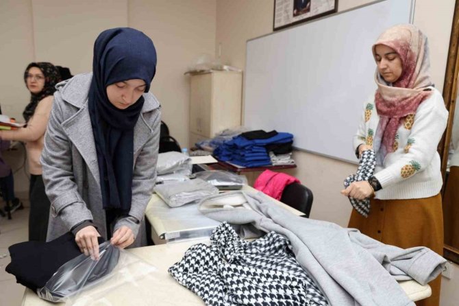 Depremzedeler İçin Elleriyle Diktiler