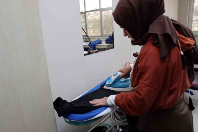 Depremzedeler İçin Elleriyle Diktiler