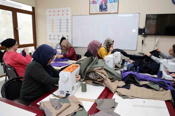 Depremzedeler İçin Elleriyle Diktiler