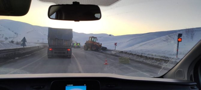 Kop Dağı’nda Saman Yüklü Kamyon Devrildi Sürücünün Burnu Bile Kanamadı