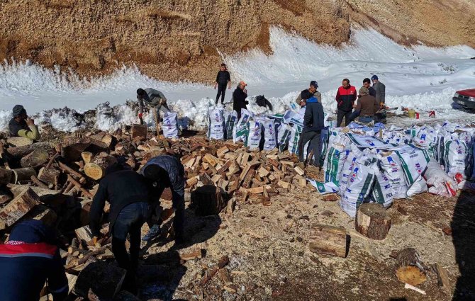 "Onlar Üşürse Biz Donarız" Diyen Köylüler Deprem Bölgesi İçin Odun Hazırladı