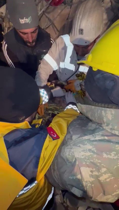 Amasyalı Madenci Elleriyle Kazdığı Enkazdaki Kadının Yüzünü Böyle Yıkadı