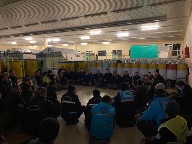 Manisa Büyükşehir Belediyesi Tüm İmkanlarıyla Depremzedelerin Yanında