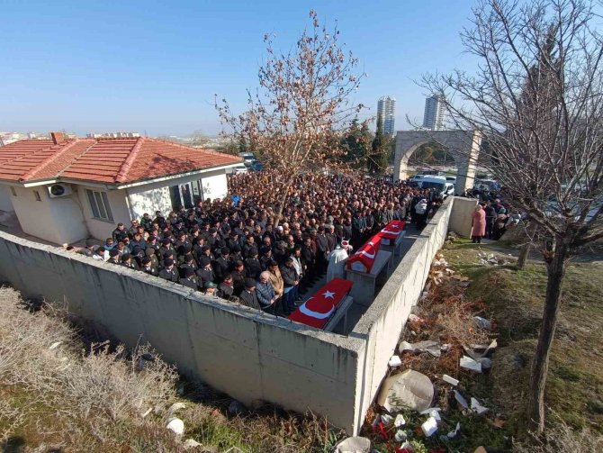 Depremde Hayatını Kaybeden Astsubay Ve Ailesi Son Yolcuğuna Uğurlandı