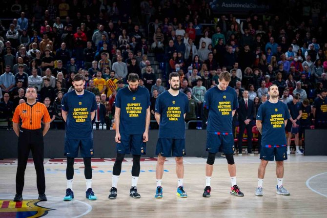 Barcelona, ’Türkiye Ve Suriye’deki Depremzedelere Destek Verin’ Yazılı Tişörtlerle Parkeye Çıktı