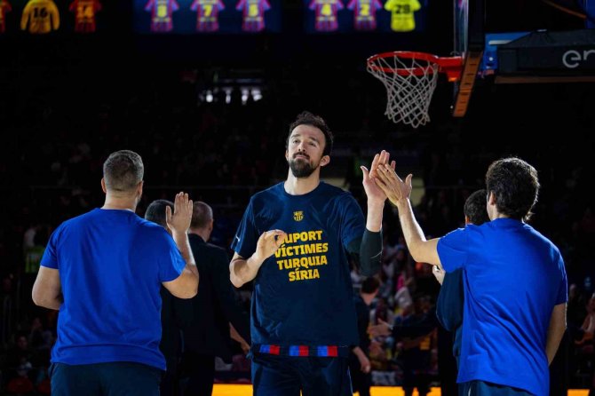 Barcelona, ’Türkiye Ve Suriye’deki Depremzedelere Destek Verin’ Yazılı Tişörtlerle Parkeye Çıktı