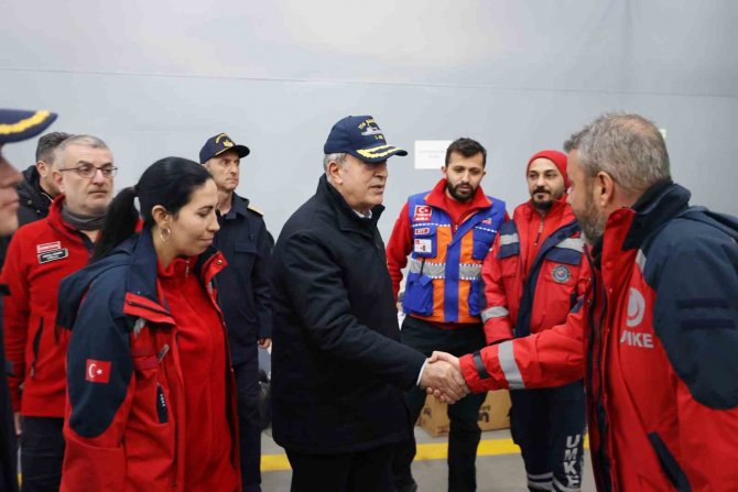 Bakan Akar, Tcg Sancaktar’da Depremzedeleri Ziyaret Etti