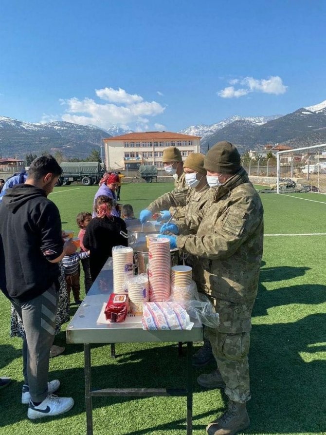 66’ncı Mekanize Piyade Tugayı İ̇slahiye’de Vatandaşlara Yemek Hizmeti Veriyor