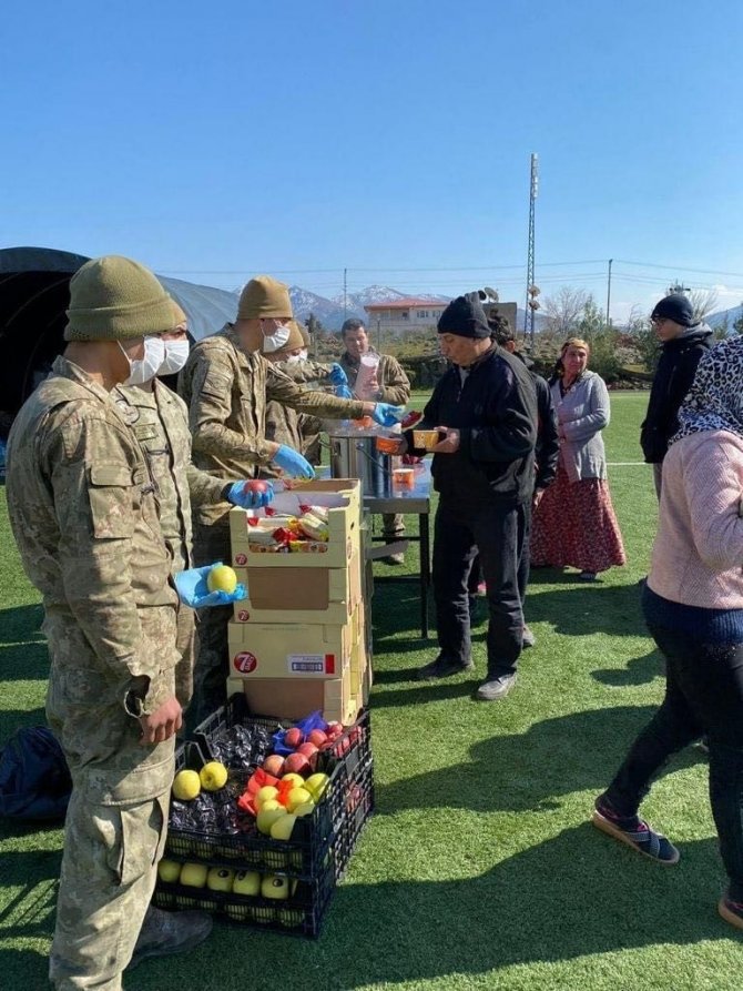 66’ncı Mekanize Piyade Tugayı İ̇slahiye’de Vatandaşlara Yemek Hizmeti Veriyor