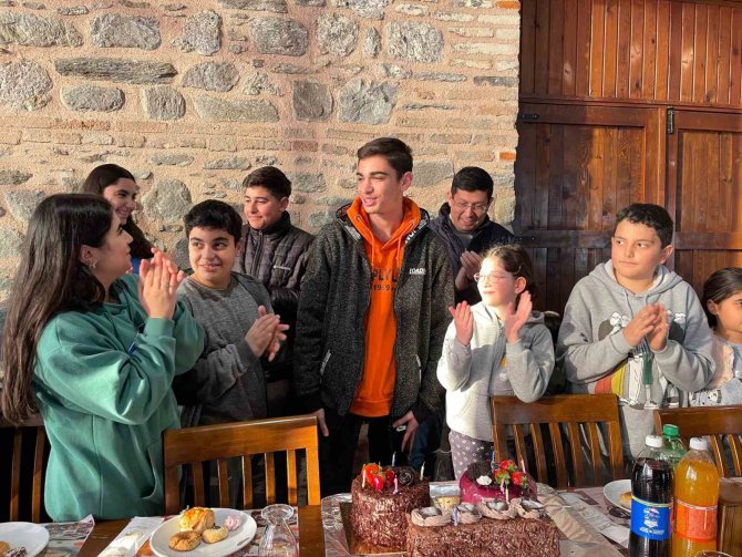 Nazilli’de ’Yeniden Doğduk’ Diyen Depremzede Çocuklara Pasta Sürprizi