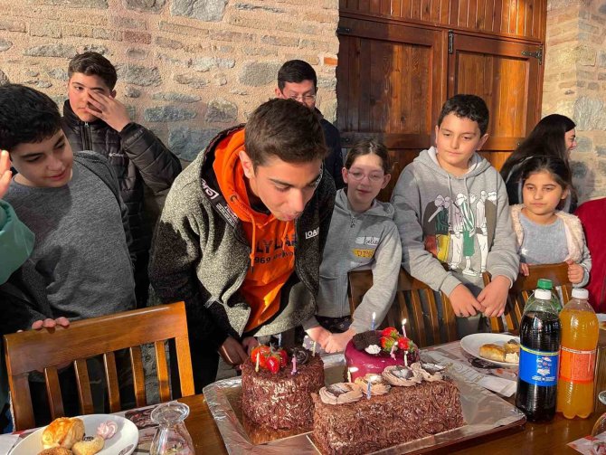 Nazilli’de ’Yeniden Doğduk’ Diyen Depremzede Çocuklara Pasta Sürprizi