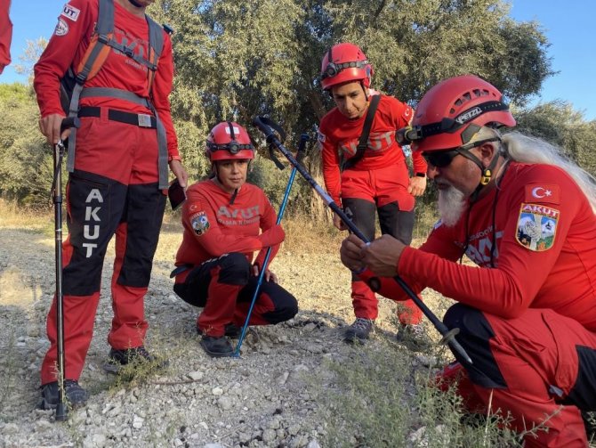 İ̇zmir’deki Depremde Oğlunu Kaybetti, Yardım İçin Enkaz Alanına Koştu