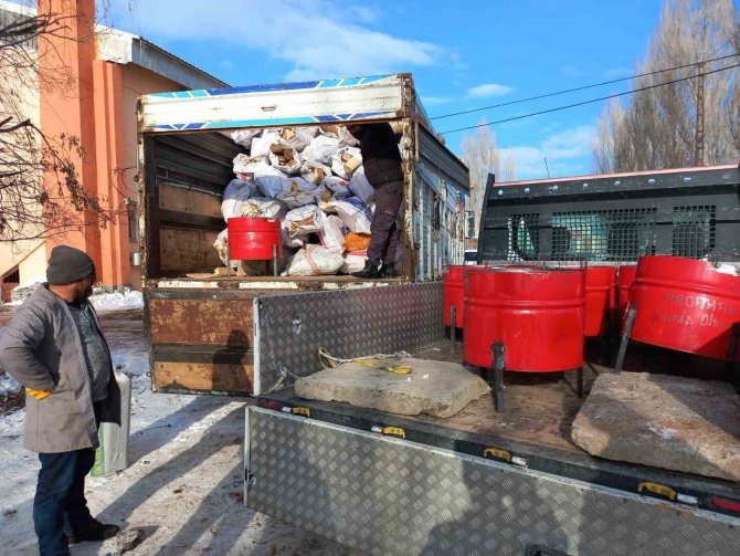 Ardahan’da Öğrenciler Depremzedeler İçin Varillerden Soba Yapıyor