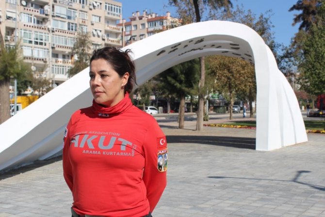 İ̇zmir’deki Depremde Oğlunu Kaybetti, Yardım İçin Enkaz Alanına Koştu