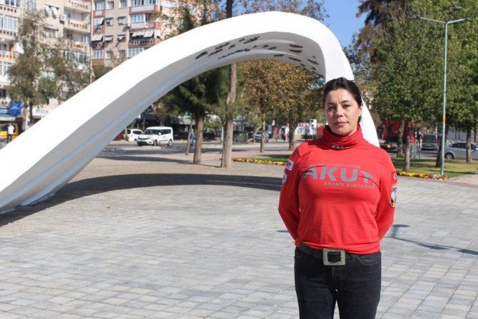 İ̇zmir’deki Depremde Oğlunu Kaybetti, Yardım İçin Enkaz Alanına Koştu