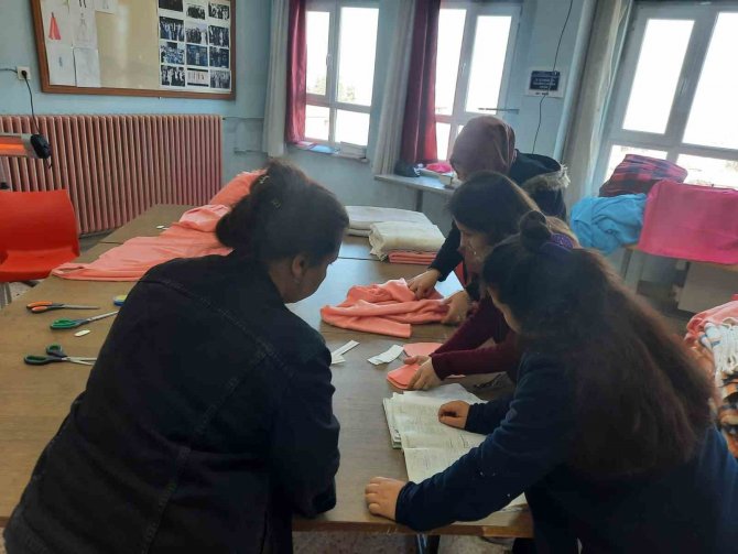 Öğretmen, Öğrenci, Veli El Ele Verdi Depremzadeler İçin Üretmeye Başladı