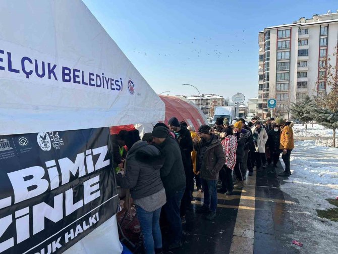 Selçuk Belediyesi Malatya’da Yemek Ve Sosyal Market Çadırı Kurdu