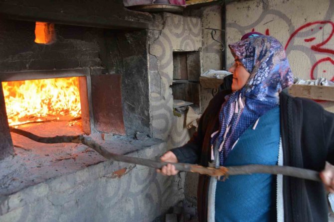 Sındırgı’da Fırınlar Depremzedeler İçin Yandı