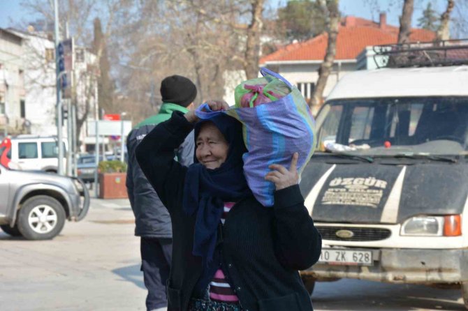 Sındırgı’da Fırınlar Depremzedeler İçin Yandı