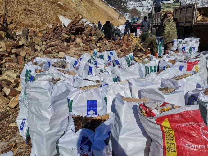 "Onlar Üşürse Biz Donarız" Diyen Köylüler Deprem Bölgesi İçin Odun Hazırladı