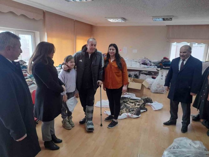 Depremzedeler İçin Kadın Kültür Merkezinde Market Kuruldu
