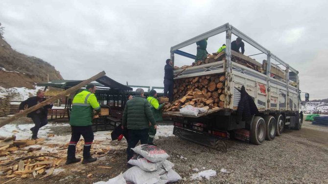 Tosya’dan Deprem Bölgesine 15 Tır Yakacak Yardımı