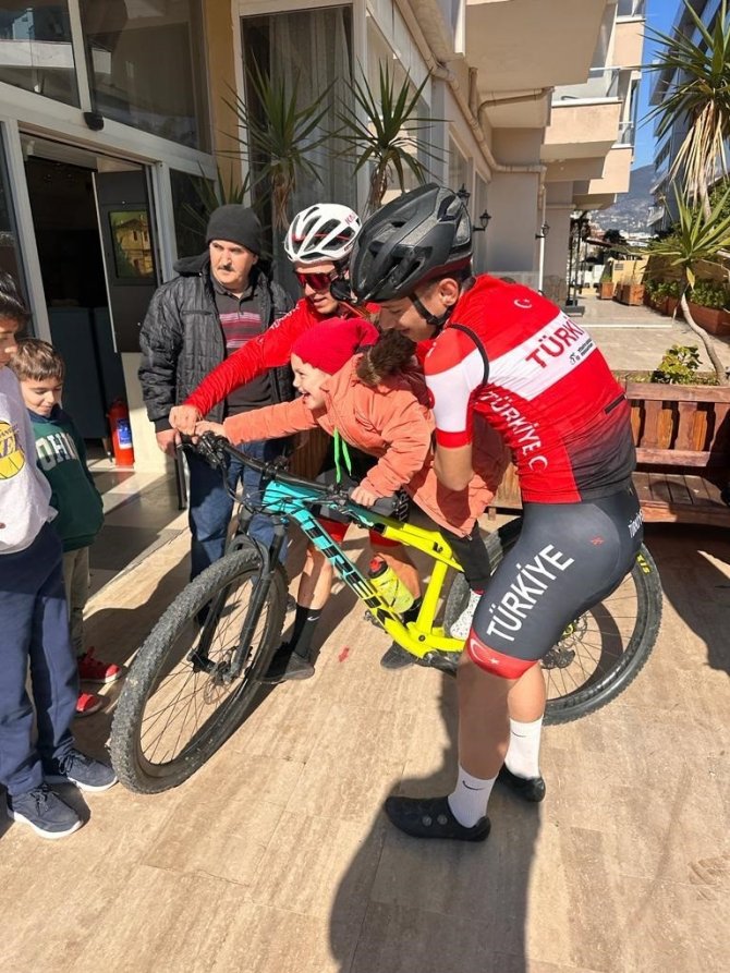 Dağ Bisikleti Milli Takımı’ndan Depremzede Çocuklara Moral Etkinliği