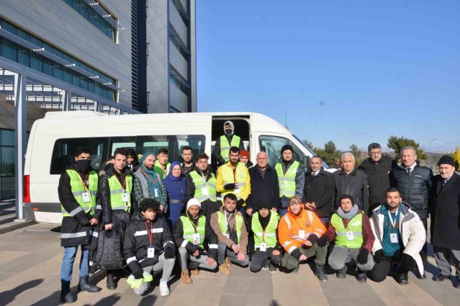 Uşak Üniversitesi Öğrenci Ve Personeli Deprem Bölgesine Yola Çıktı