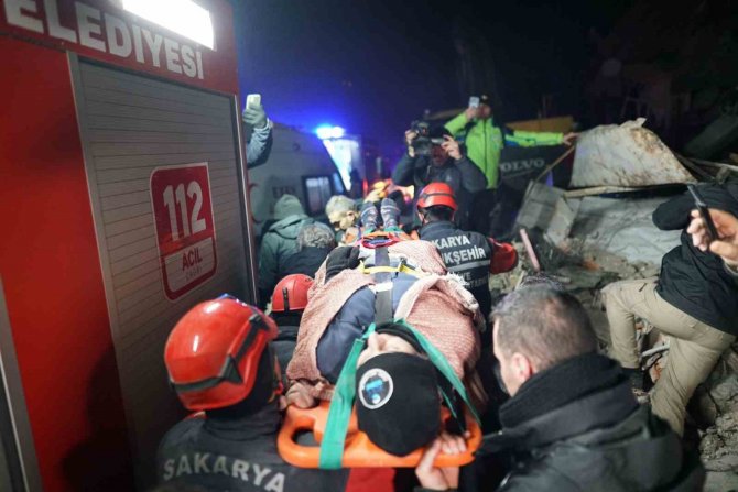 Deprem Bölgesine 80 Yardım Tırı Gönderildi, Ekipler 33 Cana Umut Oldu