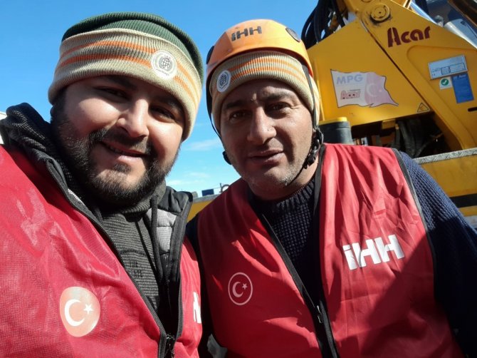 İ̇hh Özalp Gönüllüleri 8 Kişiyi Enkaz Altından Kurtardı