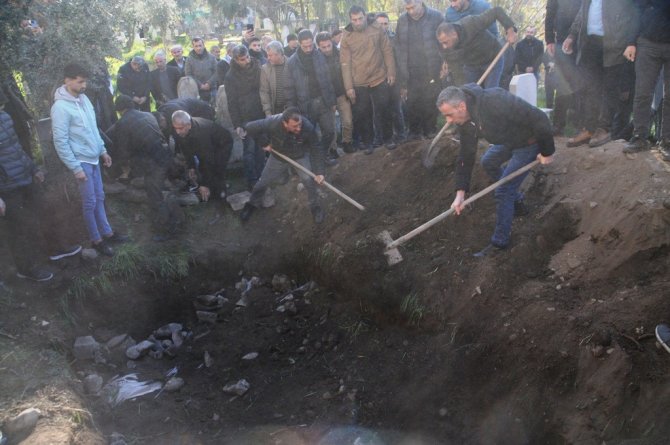 Hatay’da Enkaz Altında Kalarak Hayatını Kaybeden 4 Kişilik Aile Cizre’de Toprağa Verildi