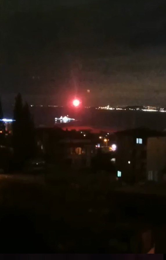 Marmara Denizi Semalarındaki Gizemli Cisim Paraşütlü İşaret Fişeği Çıktı