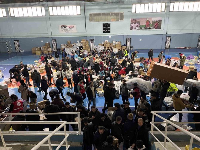 Silopi’de Deprem Bölgeleri İçin Yardım Seferberliği Devam Ediyor