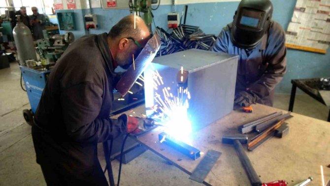 Yozgat’ta Meslek Liselerinde Depremzedeler İçin Çadır Sobası Üretiliyor