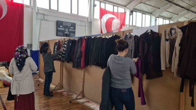 Alaplı’da Depremzedeler İçin Hayır Çarşısı Kuruldu