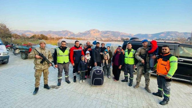 Gözü Gibi Baktıkları Şehidin Eşyalarını Depremzede Aileye Bağışladılar