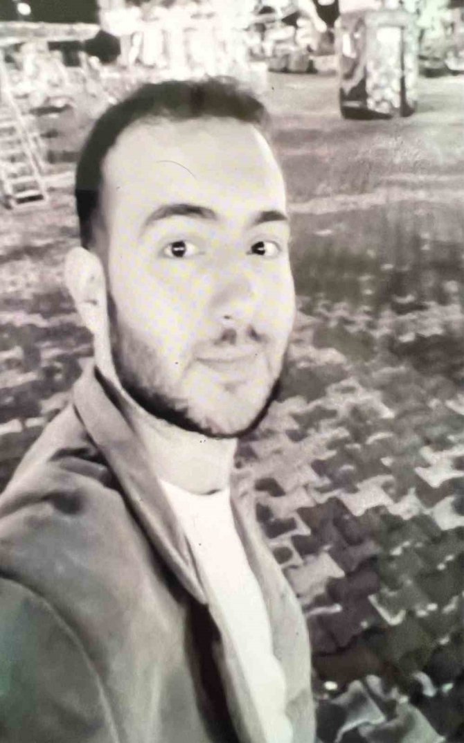 Depremde Hayatın Kaybeden Jurnal Ailesi Toprağa Verildi