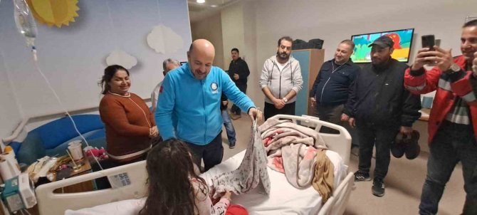 Adana İ̇l Sağlık Müdürü Nacar, Yaralı Kurtulan Vatandaşları Hastanede Ziyaret Etti