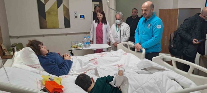 Adana İ̇l Sağlık Müdürü Nacar, Yaralı Kurtulan Vatandaşları Hastanede Ziyaret Etti