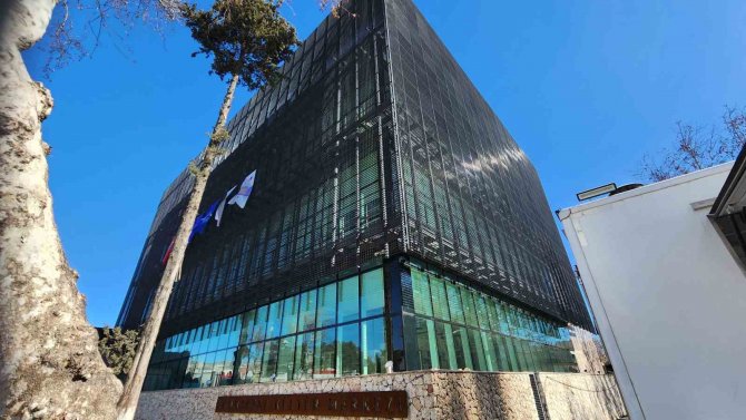 Binlerce Yapının Yok Olduğu Adıyaman’da Şaşırtan Bina