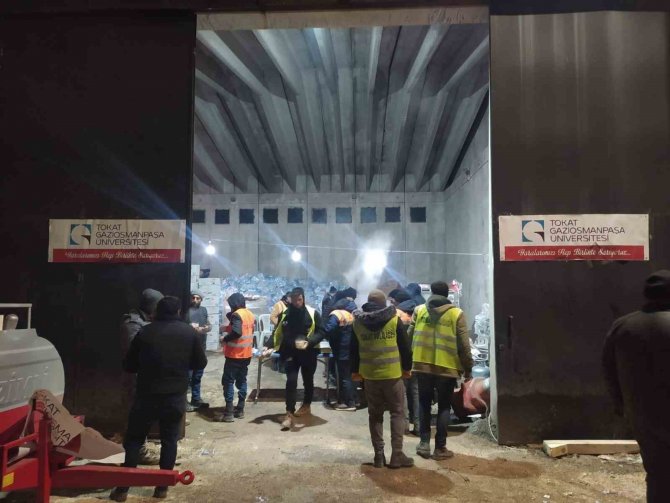 Deprem Bölgesinde 3 Bin 500 Kişiye Sıcak Yemek