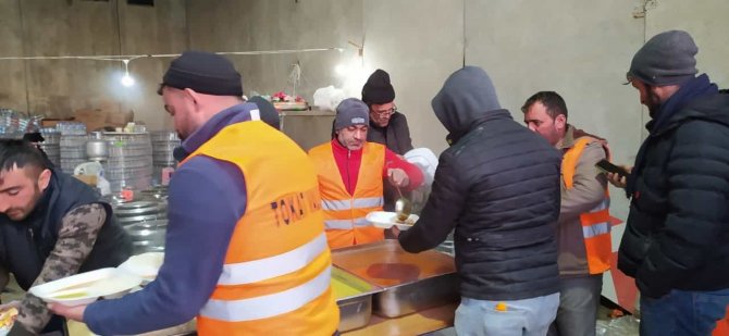 Deprem Bölgesinde 3 Bin 500 Kişiye Sıcak Yemek
