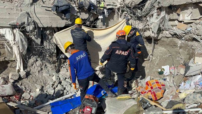 Muş Afad Ekipleri 23 Kişiyi Enkazdan Canlı Çıkardı