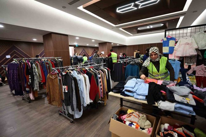 Denizli’ye Gelen Depremzedelerin İhtiyaçları Karşılanıyor