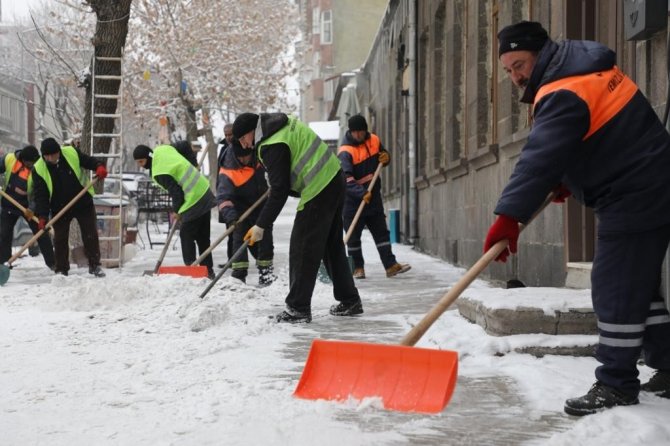 Kars Belediyesi’nden Buz Mesaisi