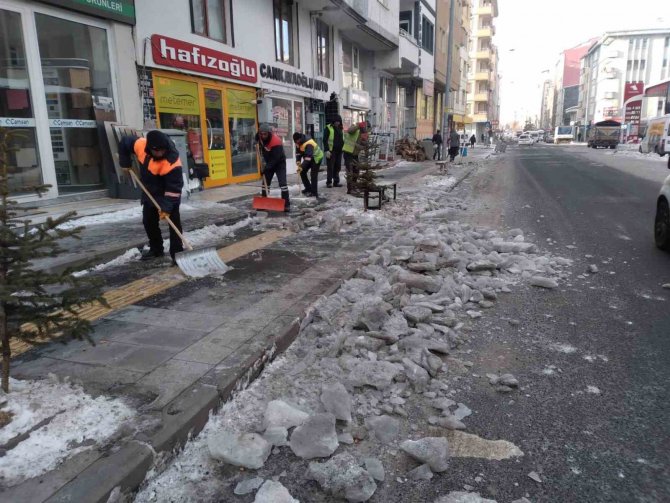 Kars Belediyesi’nden Buz Mesaisi
