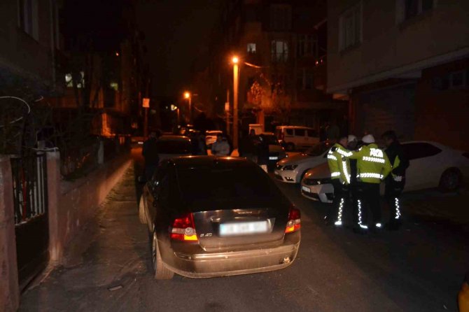 Alkollü Sürücünün Park Halindeki Araca Çarptığı An Kamerada