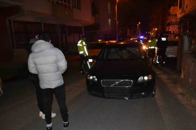 Alkollü Sürücünün Park Halindeki Araca Çarptığı An Kamerada