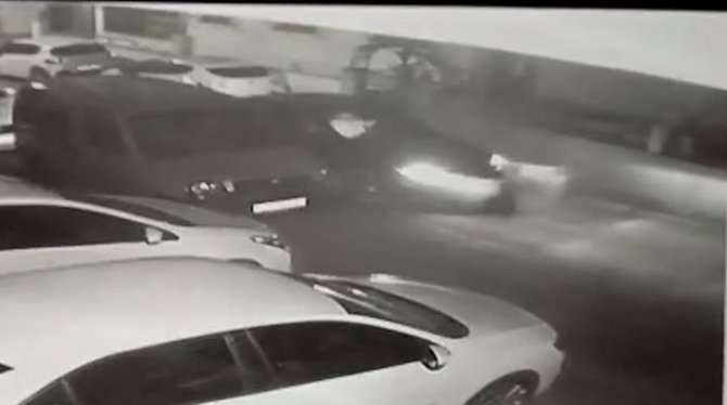 Alkollü Sürücünün Park Halindeki Araca Çarptığı An Kamerada
