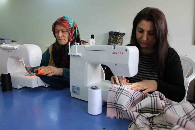 Amasyalılar Depremzedeler İçin Kıyafet Ve Battaniye Dikiyor